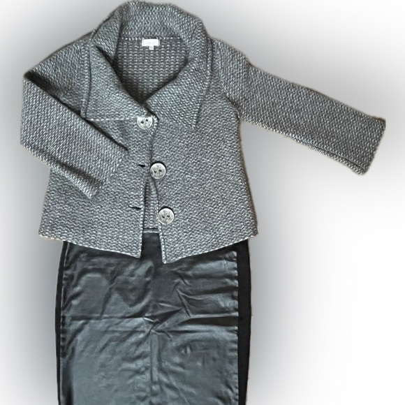 Grey 100% lambswool buttoned sweater - Picture 2 of 3